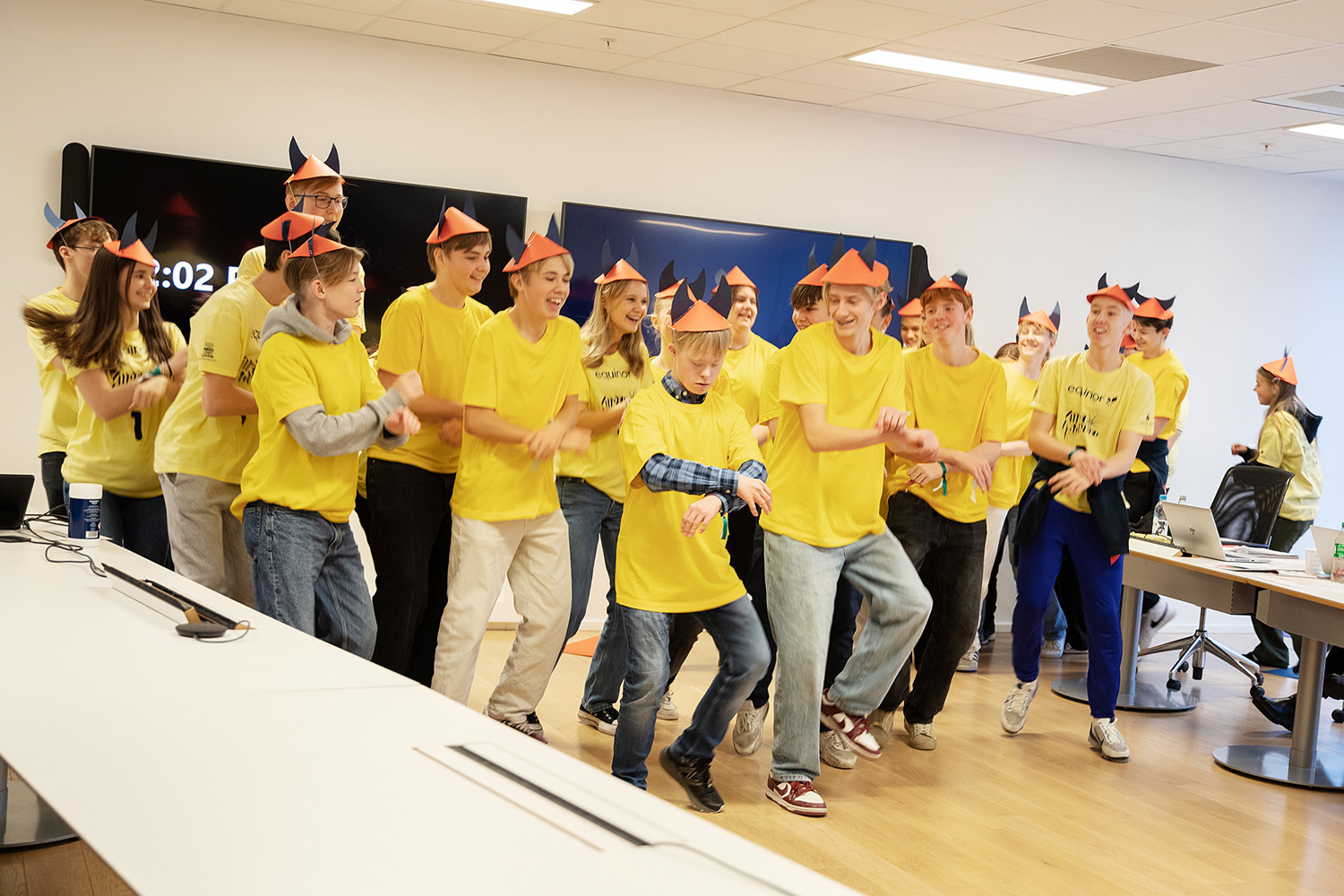 Lag danser under presentasjon for dommere