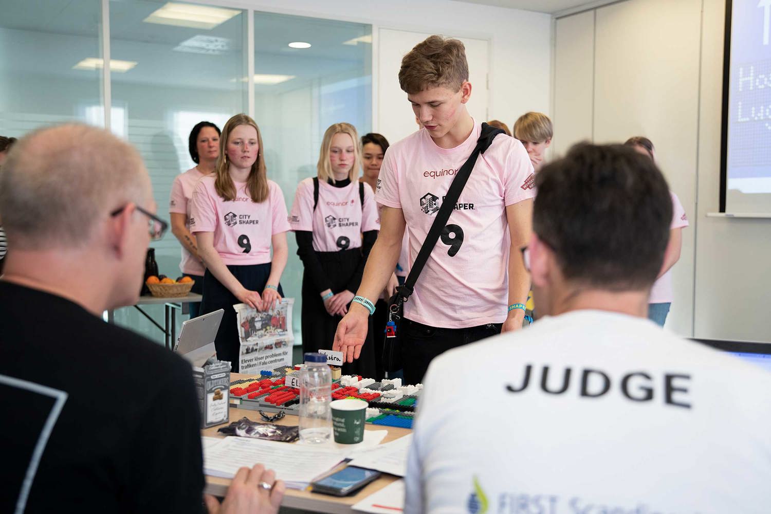 Lag holder presentasjon for dommere